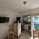 Un Ambiente Con Balcon A La Calle, Excelente Ubicacion!